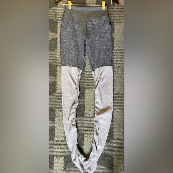 Alo Yoga Gray High Waisted Goddess Ribbed Knit Leggings Size Small Ruched Dance - Picture 4 of 4